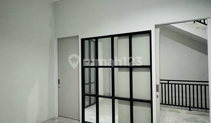 Ready-to-occupy shop house suitable for business, strategic location. 2