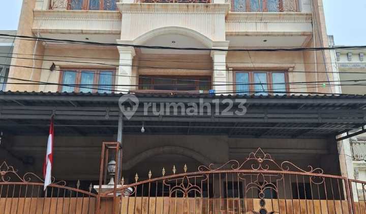 Nice House Strategic Location 3.5 Floors in Sunter