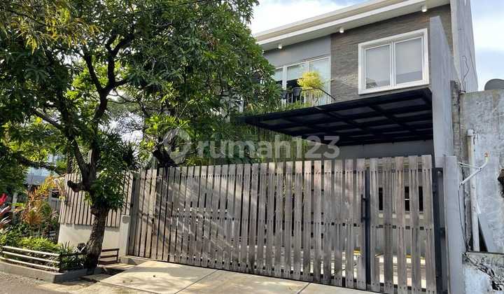 Selling a nice 2-story corner house in Sunter.