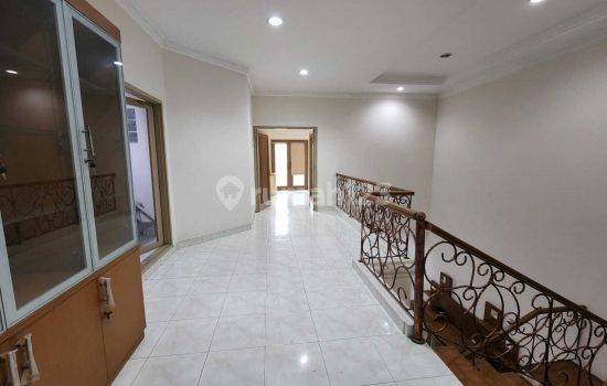 Rumah 2 Lantai, Interior Semi Furnished di Puri Indah Jakarta Barat 2