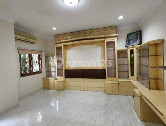 Rumah 2 Lantai, Interior Semi Furnished di Puri Indah Jakarta Barat 1