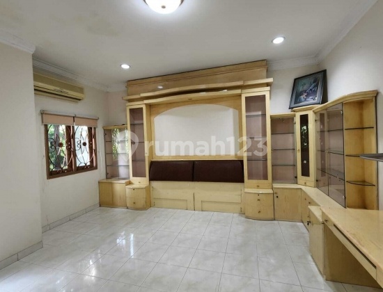 Rumah 2 Lantai, Interior Semi Furnished di Puri Indah Jakarta Barat