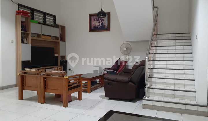 Rumah 2 Lantai Puri Indah