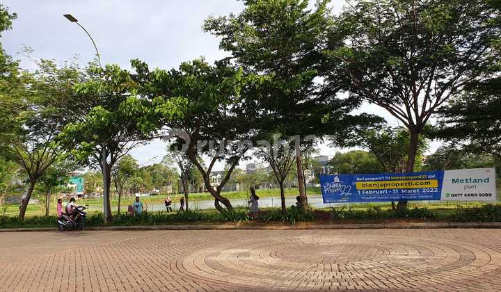 Kav bagus hadap danau di jalan utama 