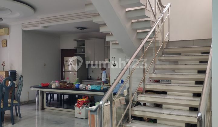 Rumah Intercon Blok M Luas 300 M2 2 Lantai Hadap Timur 