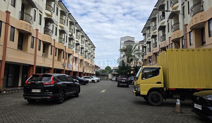 Citta Graha Panjang Road 4-Story Shop House Front Location with Rear Access. 2