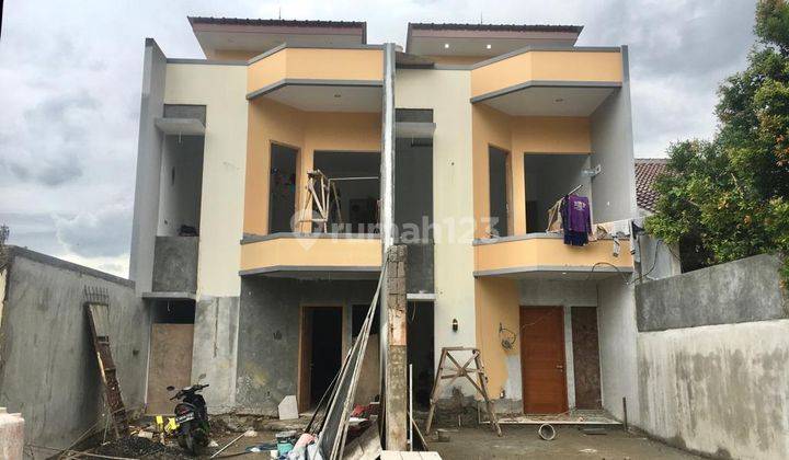 Rumah 2 Lantai Baru Hadap taman Lokasi Bagus Parkir Luas 1