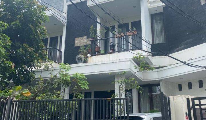 Dijual Turun Harga Rumah 3 lantai area perumahan bagus 2