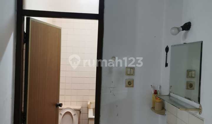 Rumah Tua Dijual Harga Tanah di Perumahan Elit 2