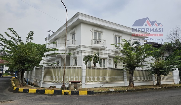 2-Story House with Hook in a Good Cluster