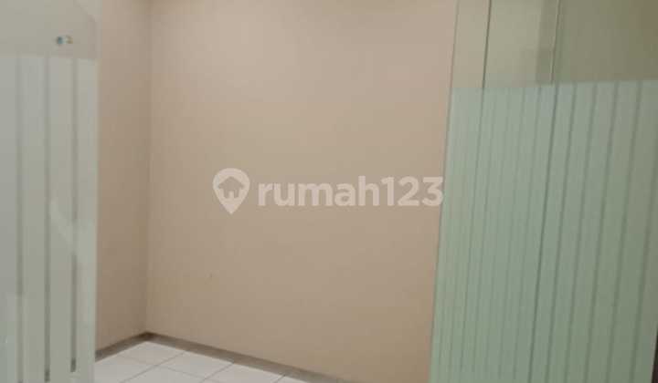 English translation: "For Rent: Shop Front Facing Toll Road, Ready for Business, Puri Kencana" 1