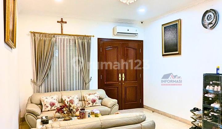 For Sale East-Facing House in Taman Villa Meruya Area, West Jakarta 2