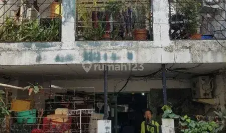 Rumah Tua Kamar 4. Kamar Mandi 2 Berlokasi di Kebon Kacang, Jakarta Pusat 1