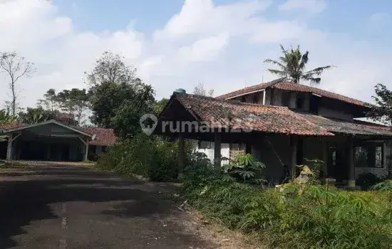 Villa Tua Hitung Tanah berlokasi Bagus sekalii Megamendung, Bogor, 1