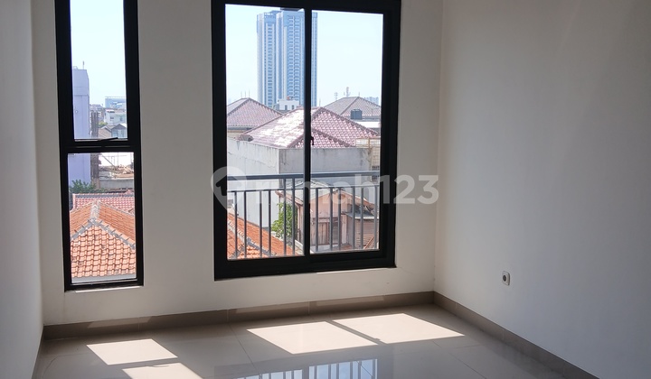 `rumah Palapa Kedoya: Slim Fit, Isinya Komplit!` `rumah Palapa Kedoya: Slim Fit, Isinya Komplit!`