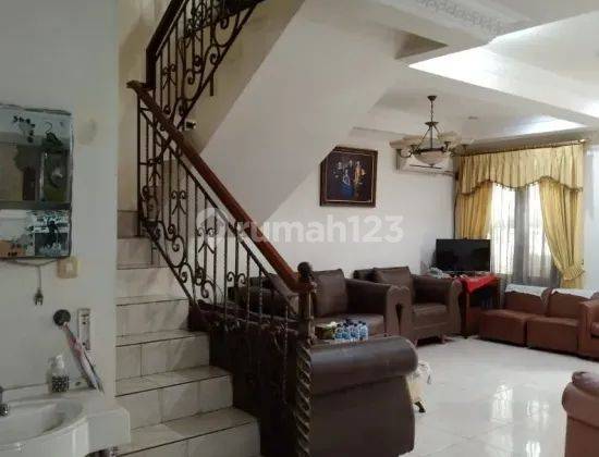 Rumah klasik 3 lantai 
Lokasi bgs tenang dlm.cluster
Puri Indah blok G
Luas tanah 160 m² (8x20) 2