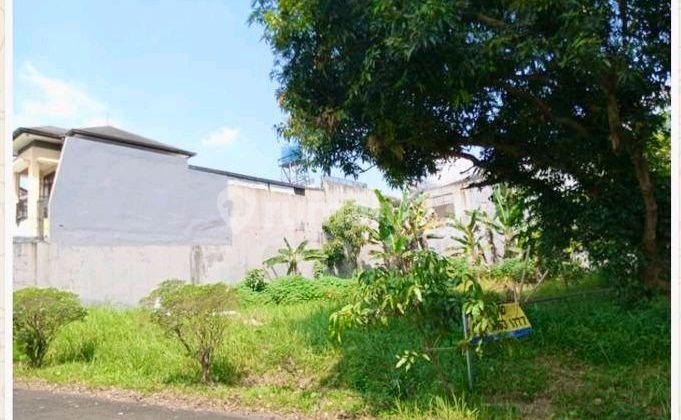 Kaving Di Cinere, Hoek, Depan Taman