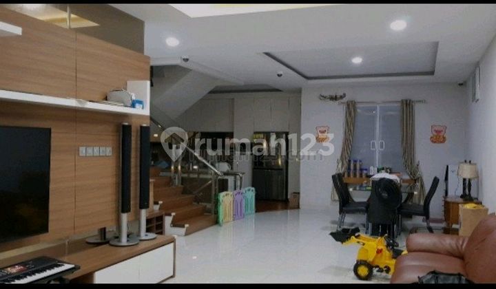 Rumah 3 1/2 Lt , Siap Huni , Swimming Pool 2