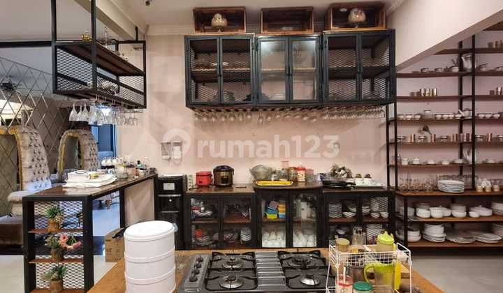 Rumah tempat usaha Lokasi strategis Jalan lebar di Jati padang