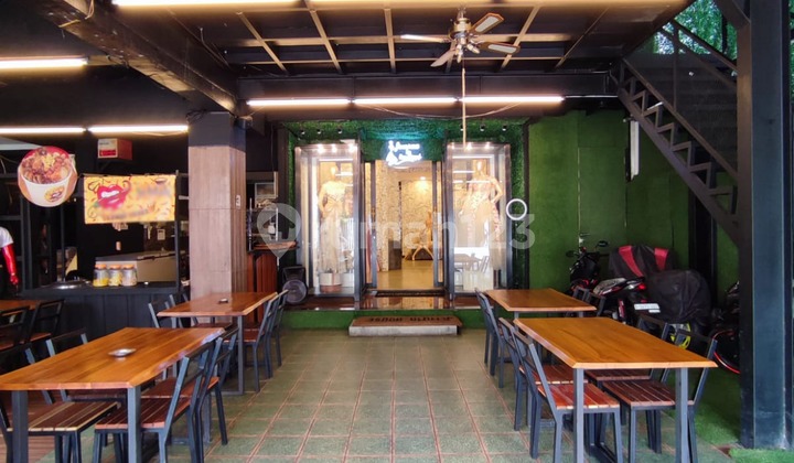 Rumah tempat usaha Lokasi strategis Jalan lebar di Jati padang