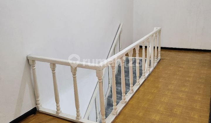 House in Mega Cinere Complex Needs Renovation Near Informa. 2