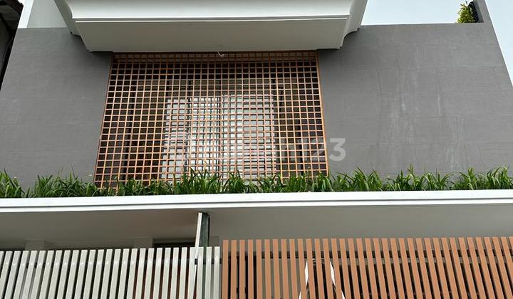 Rumah di Pondok Indah 3 Lantai SHM Baru dan Mewah