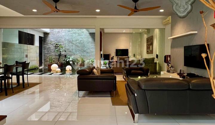 Rumah Dalam Komplek One Gate, Jalan Lebar dan Rindang