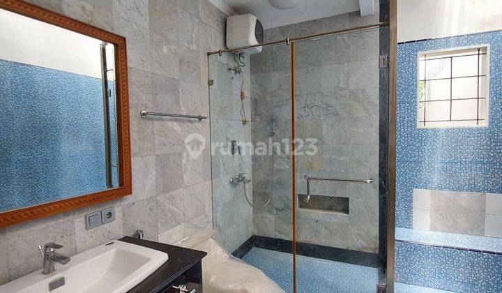 Rumah Mewah Asri Dalam Komplek, Semi Furnished, 590 Juta Perbulan 2