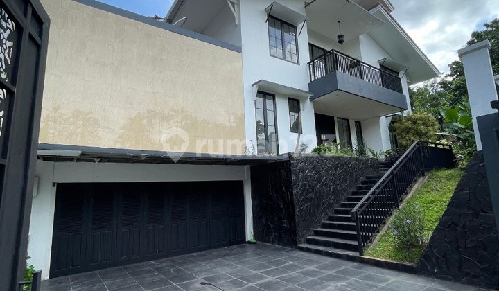 Dijual Rumah Dengan Kolam Renang di Jalan Duta Permai