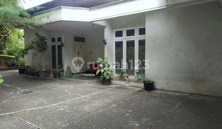 Rumah Hitung Tanah (Bentuk Tanah Kotak) dengan Swimmingpool