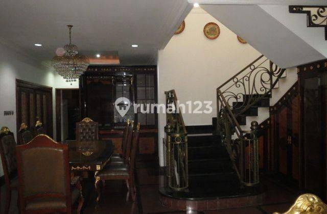 Rumah Cozy Plus Kolam Renang Luas Raffles Hills Cibubur 2