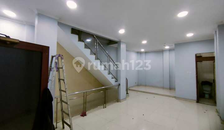 Ruko siap pakai di jalan Kartini 2