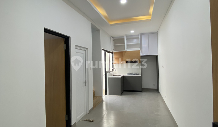 Rumah 2 Lantai Dinding Bata Merah Dekat Tol Cimanggis