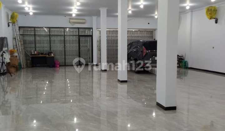 Beautiful 3-Storey Shop House Ready to Occupy in the Center of Makassar City 2