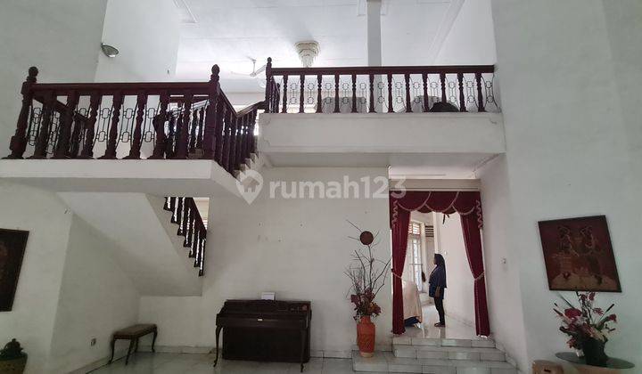 Rumah Sewa dengan pekarangan sangat luas di Pelita Raya 8
