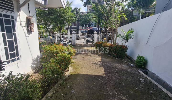 Rumah Sewa dengan pekarangan sangat luas di Pelita Raya 13