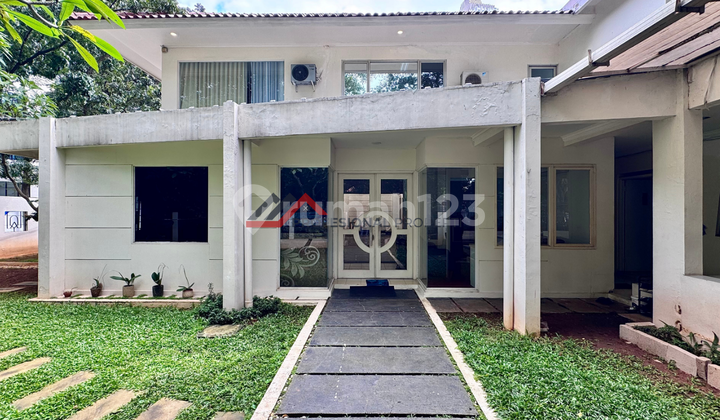 Rumah Siap Huni Halaman Luas Dekat ke Senayan City Area Kebayoran Baru, Jakarta Selatan