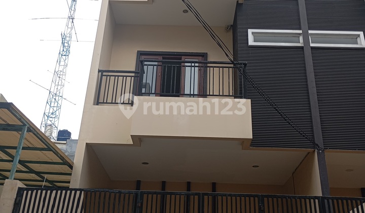 Bisa KPR, 4 Lantai, SHM, Dekat Pusat Perbelanjaan, Siap Huni Bisa KPR, 4 Lantai, SHM, Dekat Pusat Perbelanjaan, Siap Huni