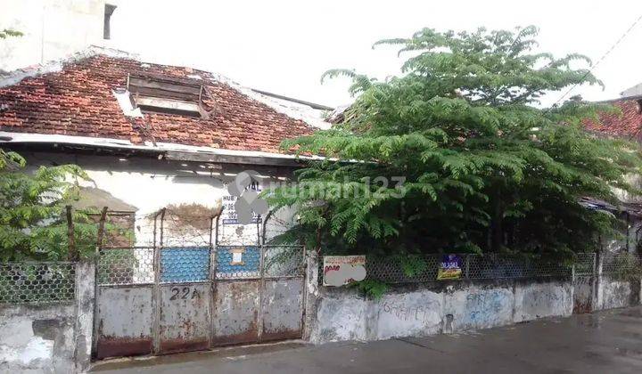 Rumah Tua Akses Jalan Besar di Pengukiran Raya Tambora