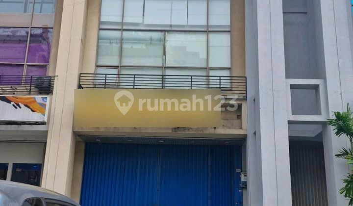 Rental of 4-Story Shop House in Mangga Dua Dusit 1