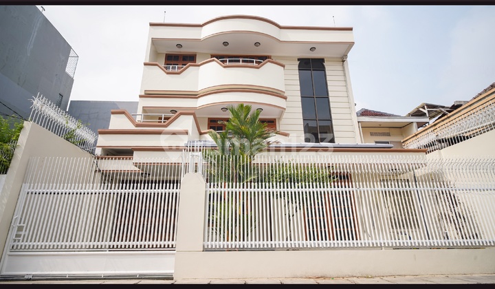 Jual/Sewa Rumah 3 Lantai di Jl Thalib