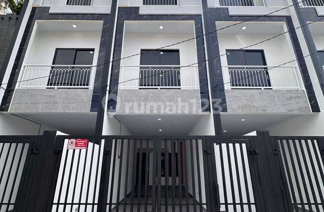 New 3-Story Strategic House in Tanjung Duren Barat V, Grogol, West Jakarta New 3-Story Strategic House in Tanjung Duren Barat V, Grogol, West Jakarta