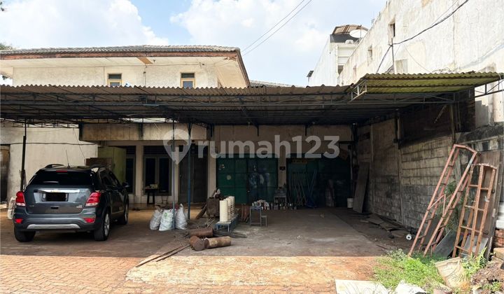 Jarang Ada Rumah Lebar Jalan Raya