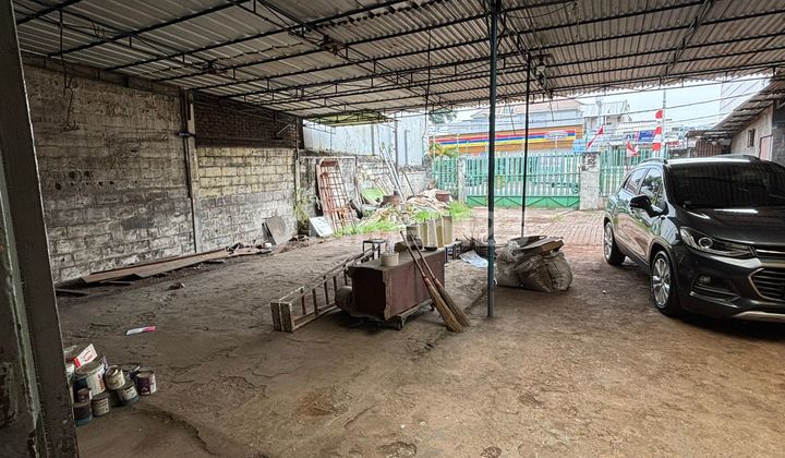 Jarang Ada Rumah Lebar Jalan Raya