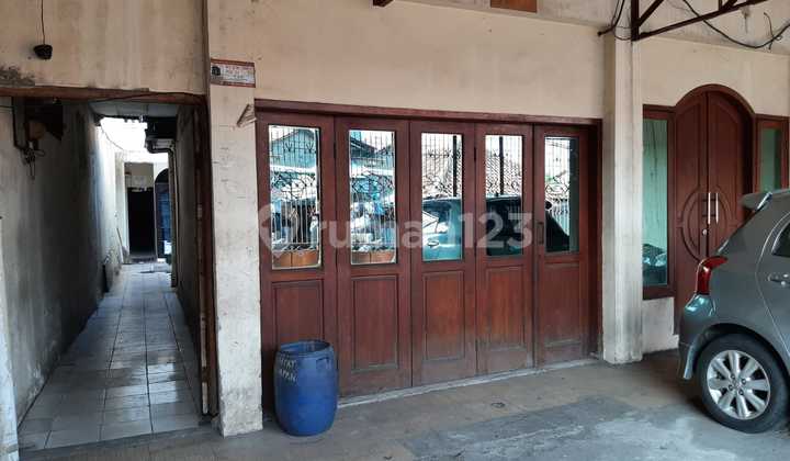 Strategic House in Kebayoran Lama, Suitable for Investment.