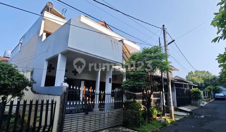 Comfortable, Move-in Ready House in a Complex in Ciputat