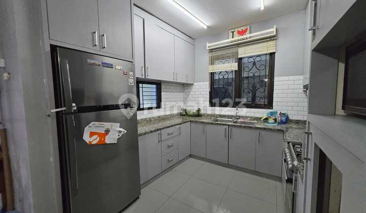 Rumah Sewa Full Furnish Ada Rooftop Lokasi Strategis Jakarta Selatan 2