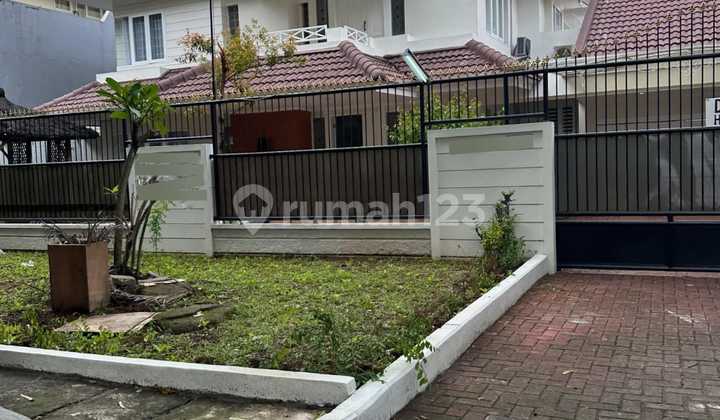 Luxury Rental House with Swimming Pool Near MRT Lebak Bulus