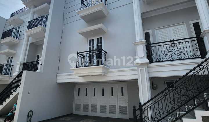 Rumah Mewah American Style Di Komplek Perumahan Jagakarsa Rumah Mewah American Style Di Komplek Perumahan Jagakarsa