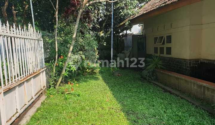 Dijual Rumah Lama Terawat dan Asri di Jalan Pandu Dijual Rumah Lama Terawat dan Asri di Jalan Pandu